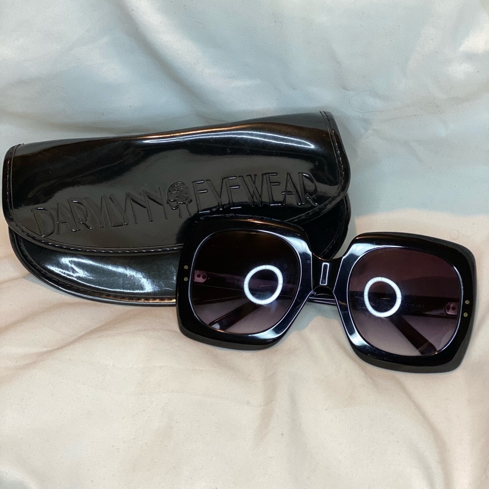 Darylynn Eyewear Black Wide Geometrical Sunglasses